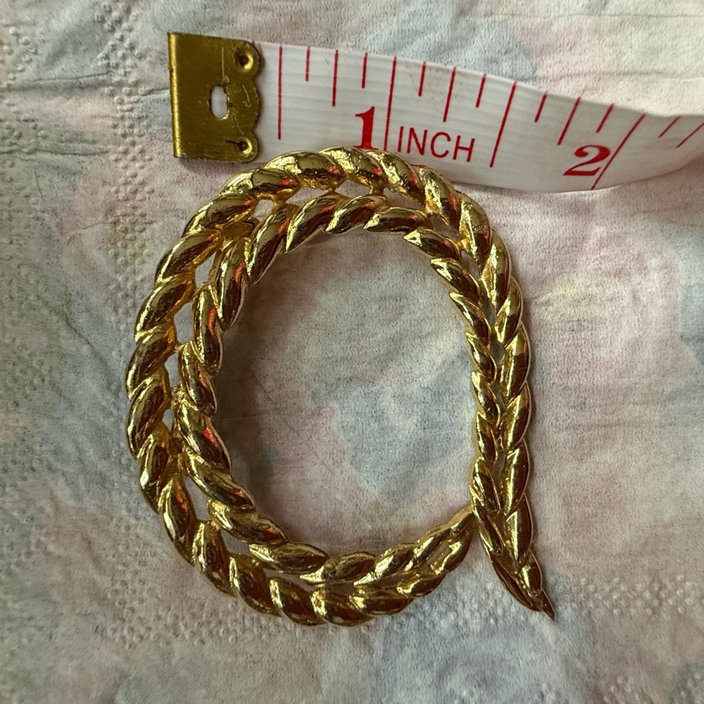 Gold Tone Twisted Rope Brooch Pin